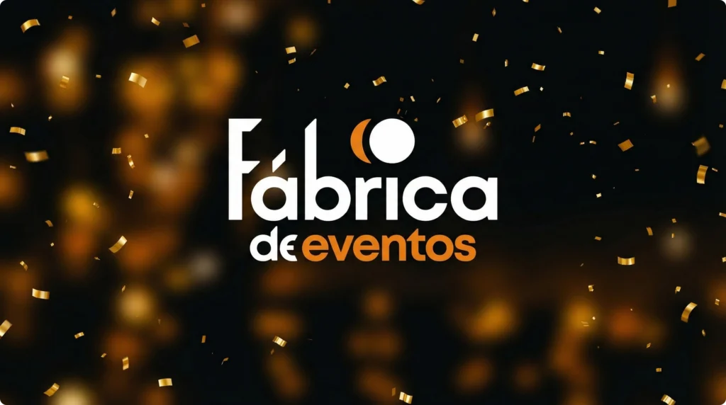 Logotipo da "Fábrica de Eventos" centralizado sobre um fundo preto sofisticado com efeito de profundidade. O fundo é decorado com luzes douradas desfocadas (efeito bokeh) e confetes metálicos dourados caindo, transmitindo uma atmosfera de celebração e gala. A palavra "Fábrica" está escrita em letras brancas grandes com um ícone estilizado de duas meias-luas (laranja e branca) acima da letra "i". Abaixo, as palavras "de eventos" aparecem em uma fonte menor, sendo "de" em branco e "eventos" em um tom vibrante de laranja. A imagem possui proporção horizontal (16:9), ideal para banners.