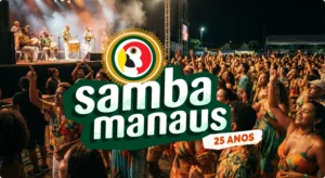 Fotografia de um grande show de samba ao ar livre em Manaus durante a noite. Em primeiro plano, uma multidão diversa e entusiasmada, com homens e mulheres de várias etnias, sorrindo e dançando com os braços levantados. Eles vestem roupas leves e coloridas com estampas tropicais. Ao fundo, um palco iluminado mostra músicos tocando instrumentos como percussão e cavaquinho sob luzes cênicas e fumaça de palco. Centralizado na imagem, há um logotipo gráfico sobreposto com a escrita 'samba manaus' em letras verdes e brancas, acompanhado de um ícone circular de um tucano estilizado e o selo '25 ANOS' em destaque laranja.