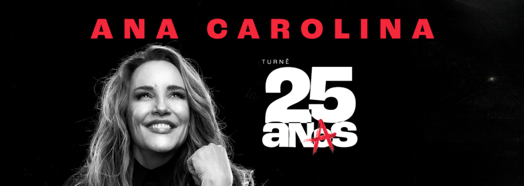 Banner promocional da turnê de 25 anos da cantora Ana Carolina. À esquerda, uma foto em preto e branco da artista sorrindo e olhando para cima. O fundo é preto sólido. No topo, o nome 'ANA CAROLINA' em letras vermelhas vibrantes. Ao centro, o logotipo 'TURNÊ 25 ANOS' em branco, com um detalhe estilizado em vermelho na palavra 'ANOS'